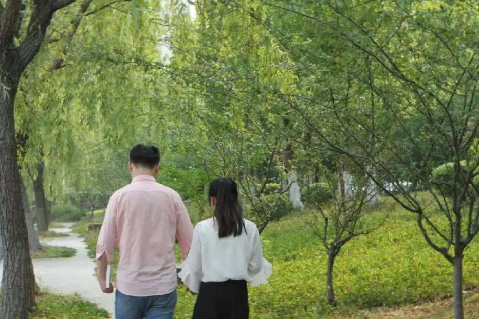 大学生对恋爱的态度（她很好）