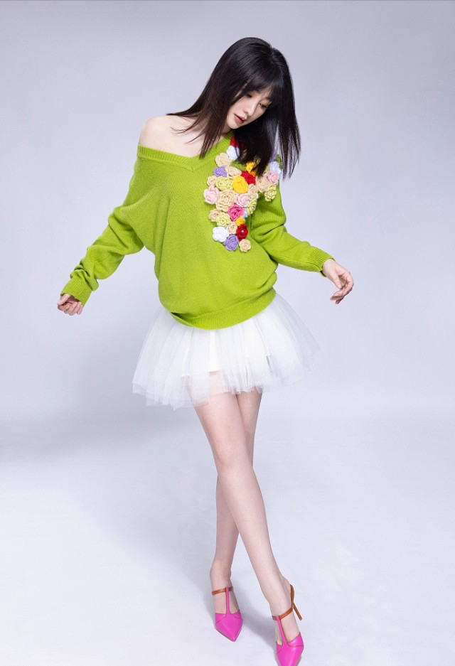 穿白裙的柳岩更清纯了,美腿白皙又修长,毛衣拉下来穿挺甜美的