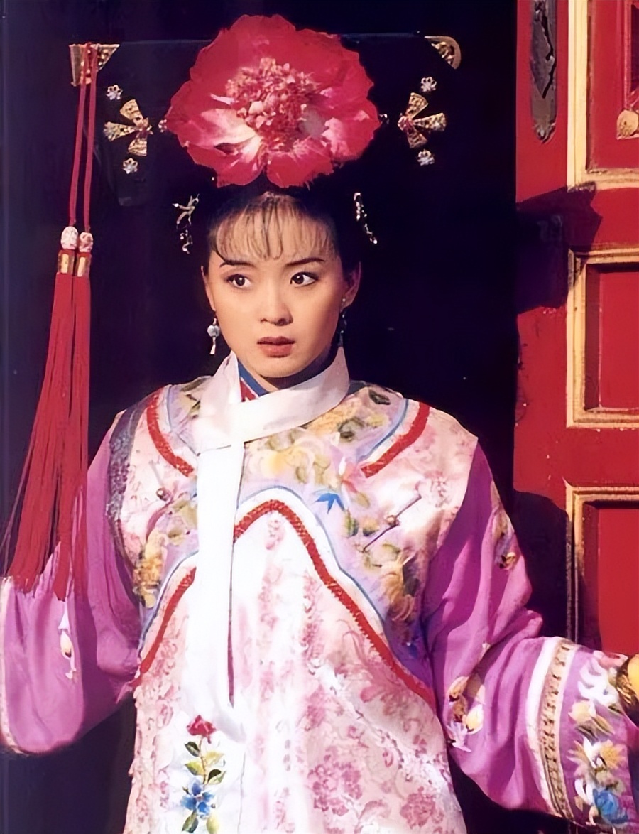 “晴格格”演酒店经理大变样，白衬衫丸子头气质足，49岁风韵犹存