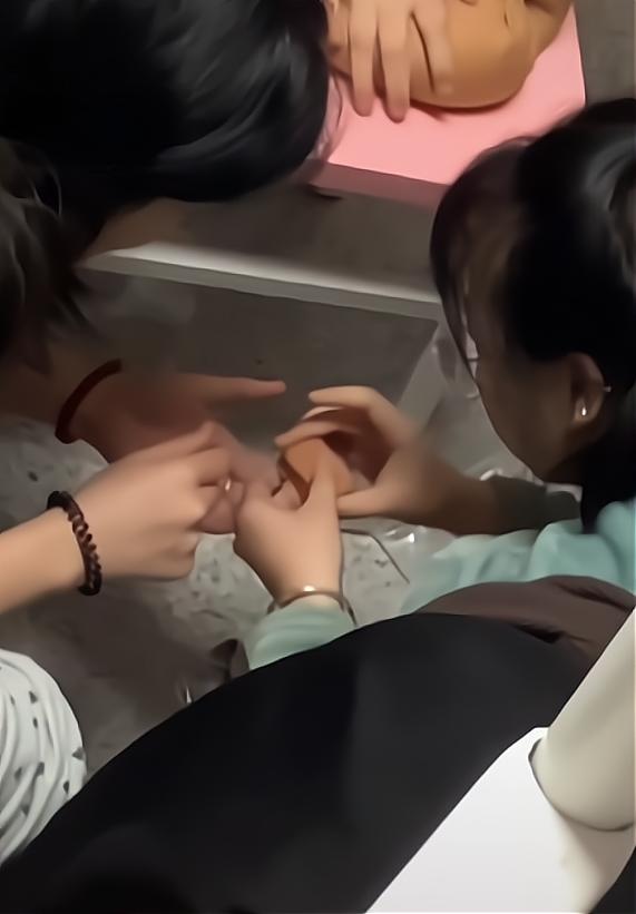 西安高校封校，女大学生自制麻将消磨时间，“幺鸡”成为最大亮点