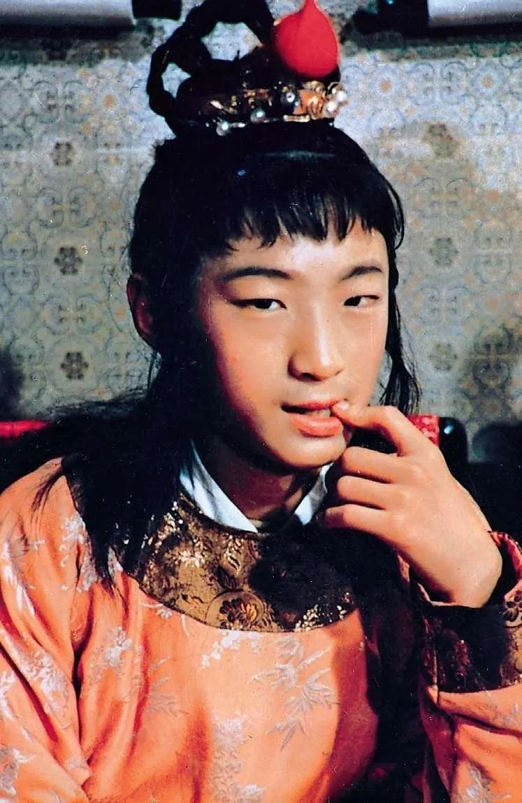 东方闻樱本色出演《红楼梦》，女孩都不和她玩，只和陈晓旭关系好