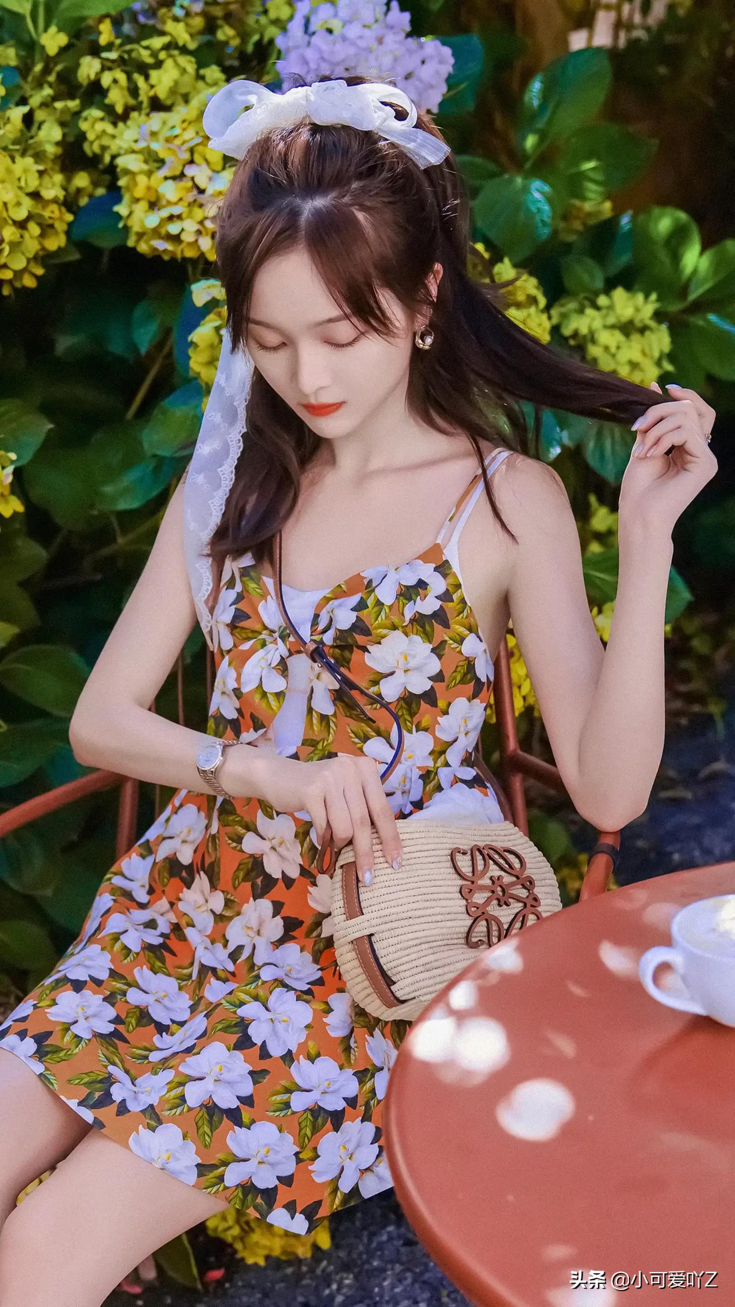 吴宣仪，吊带花朵裙，白色蕾丝发带，精致女孩可爱美丽