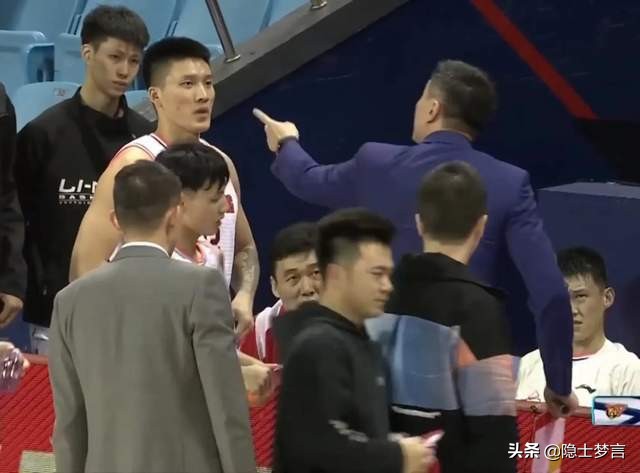 cba主队替补席在哪一边（CBA广东队替补席全线坍塌 场外主播现场打脸）