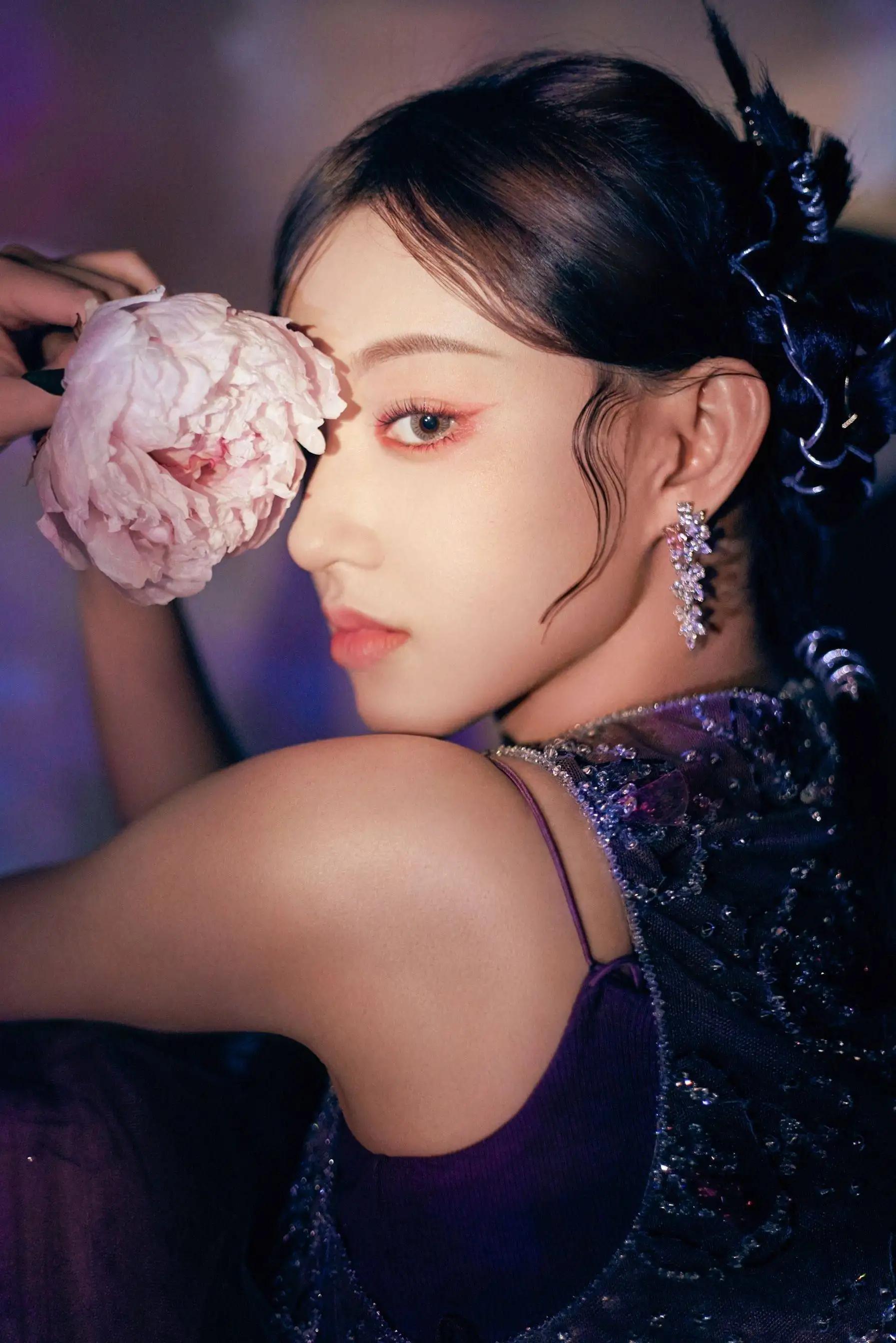 程潇长裙优美舞台照