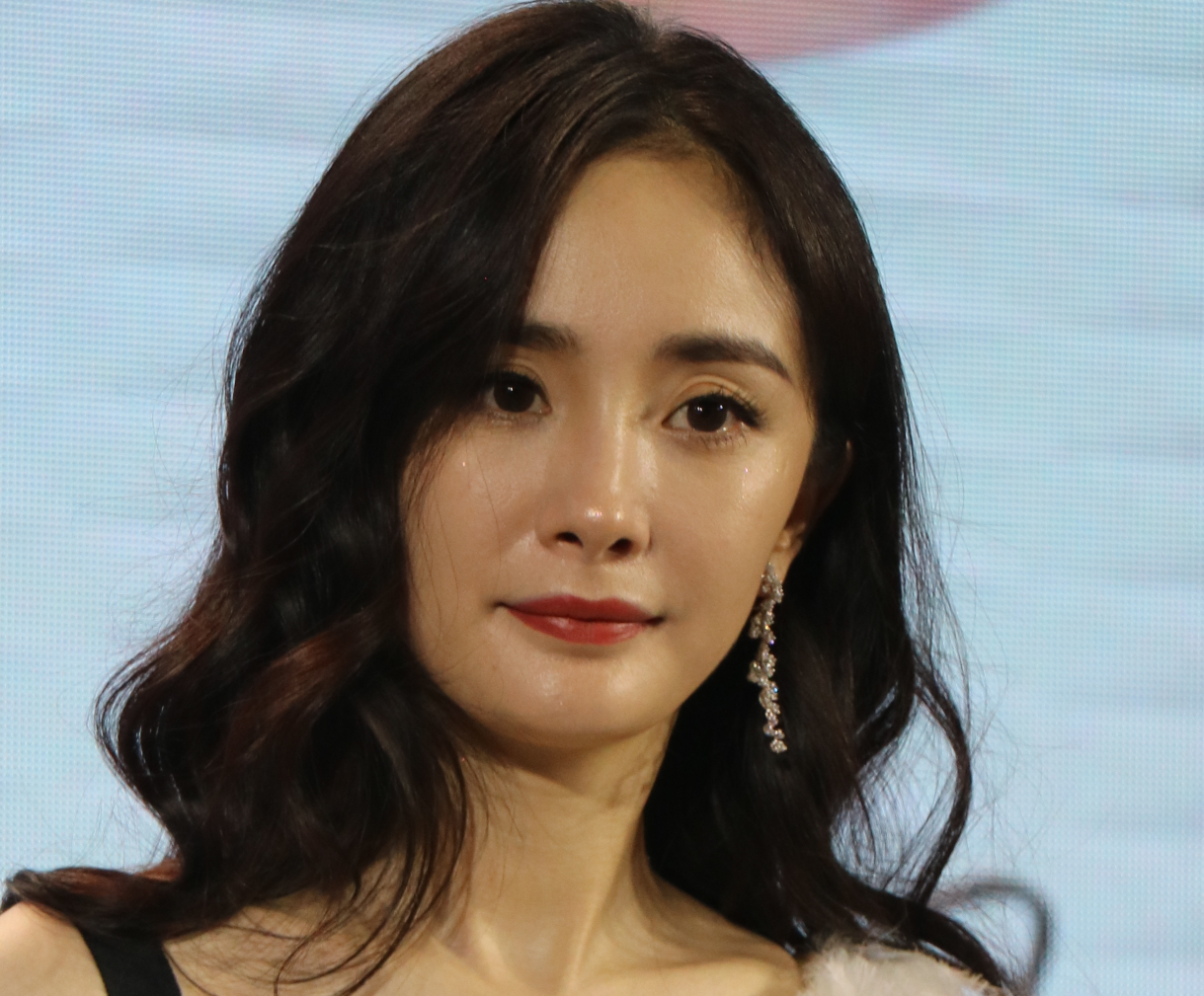 发际线岌岌可危的明星:唐嫣杨幂脑门光秃,鞠婧祎王一博阴影粉遮