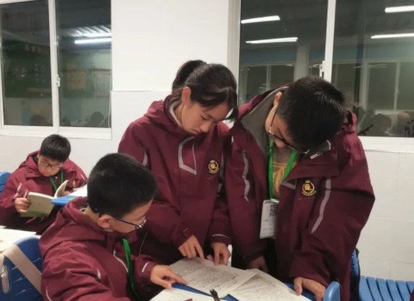 女学生带防狼喷雾上学，男同学误用后伤人，引热议：女同学错了吗