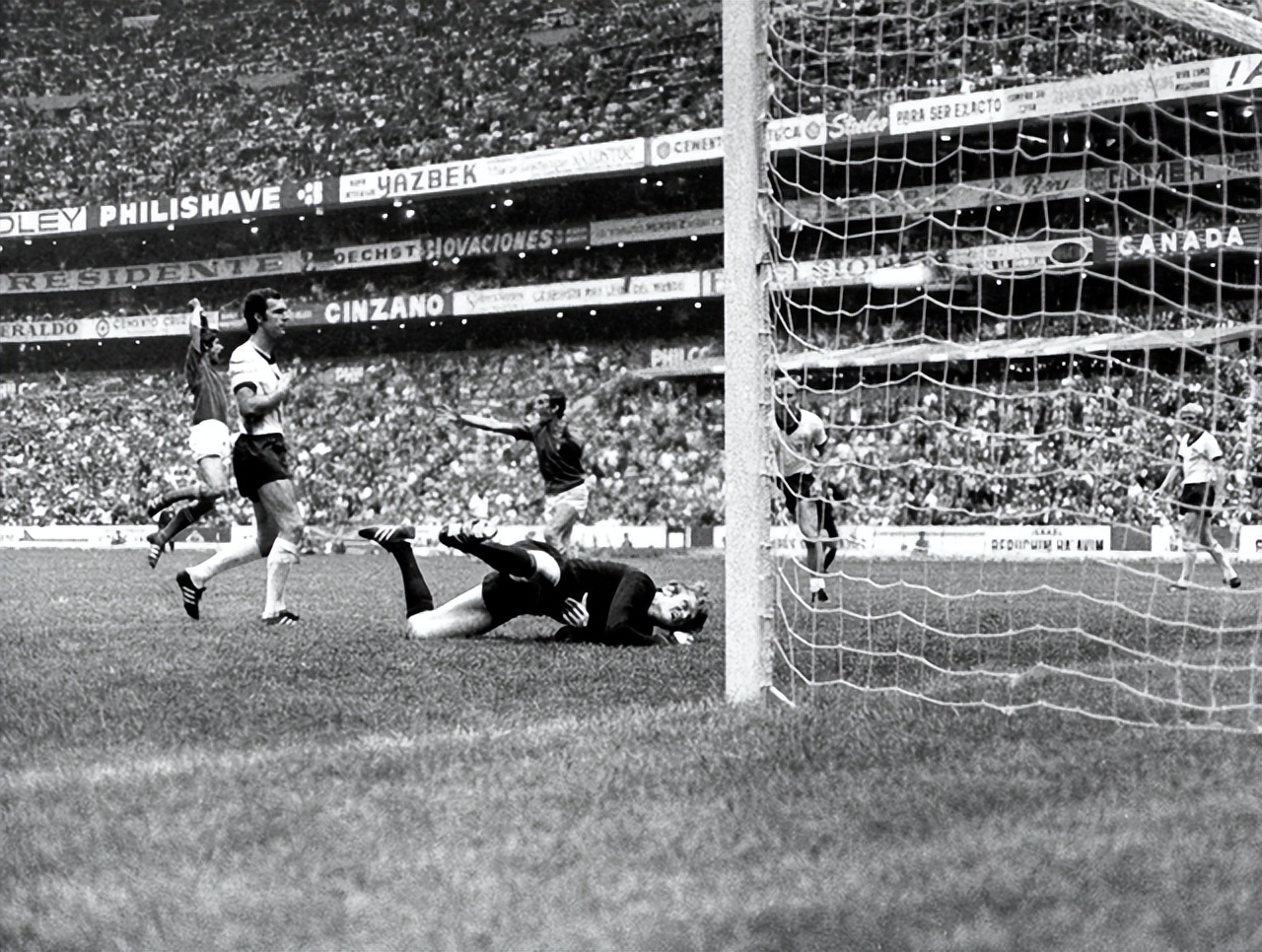 世界杯经典战役有哪些（苏牙单人拦网、C罗霸气戴帽、梅西意外助攻，世界杯22大经典比赛）