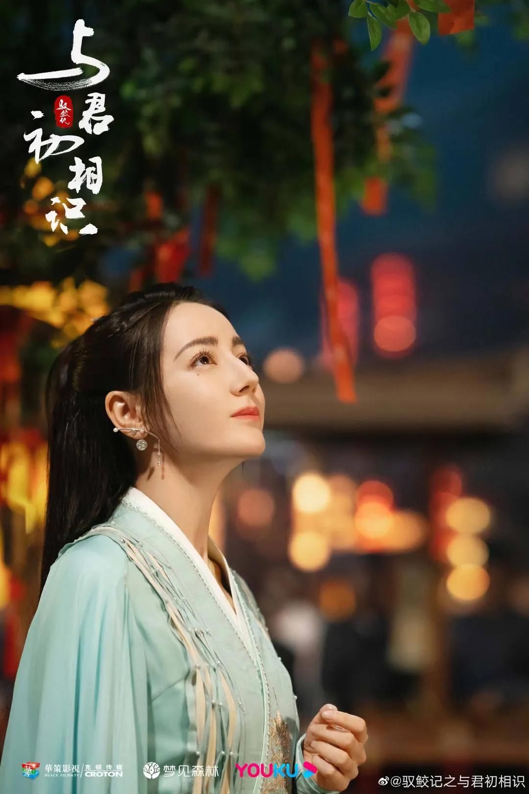 《与君初相识》：花有绿叶相衬，树木有枝相伴，你我本应携手同行