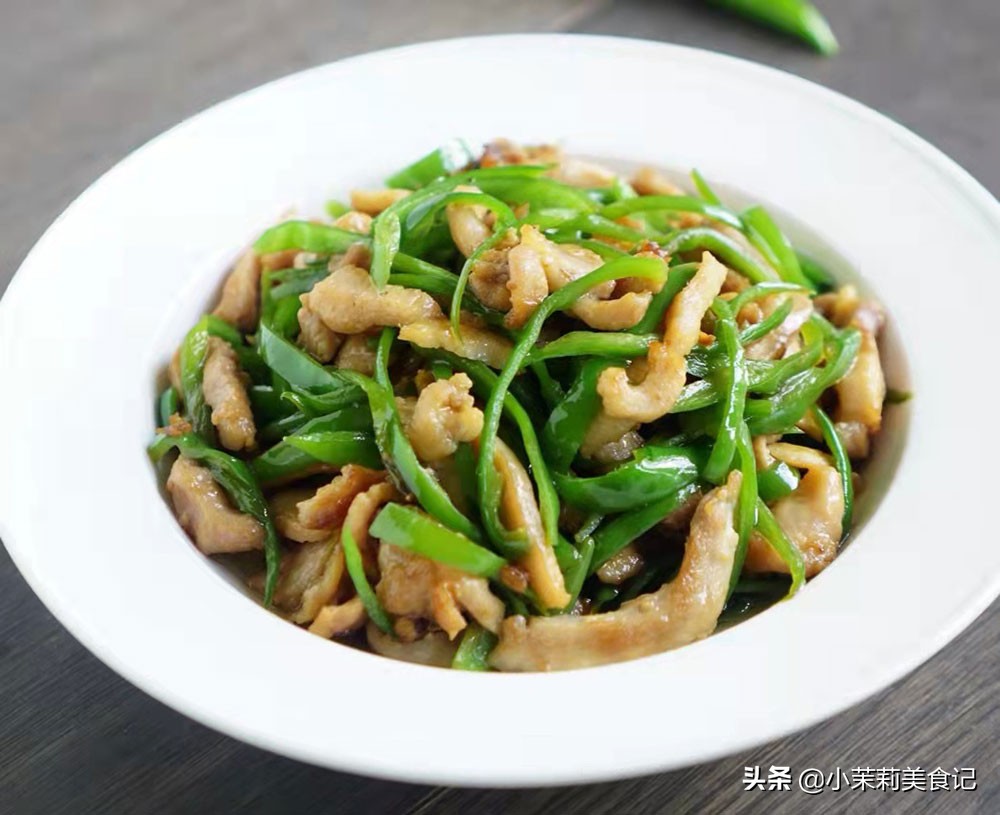 冬天皮肤干燥，别光喝水，8种“高维C”食物要多吃，水润气色好