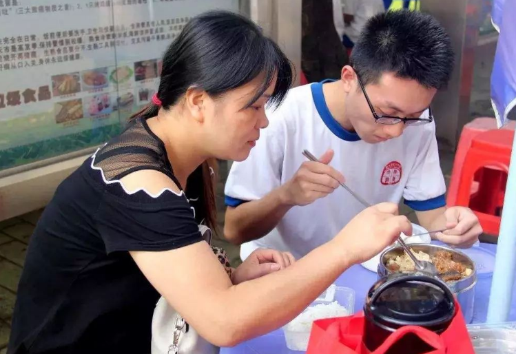 “为了你的前途我忍了”，高三家长能有多卑微？说多了都是眼泪