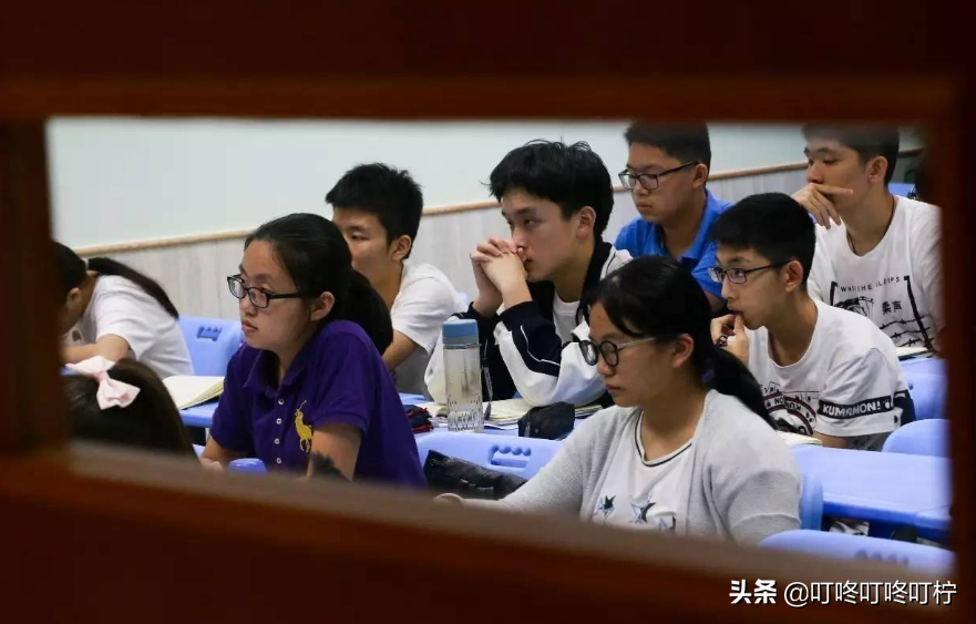 某高一学生，举报学校元旦不放假，网友：职高放假你去吗