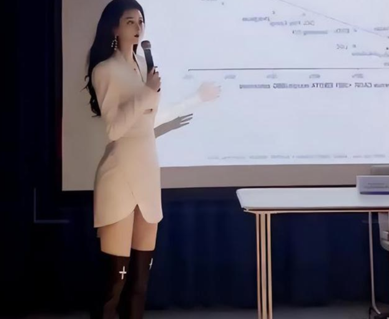 上海某高校女教师走红，眉眼精致像“芭比娃娃”，网友看法却不同