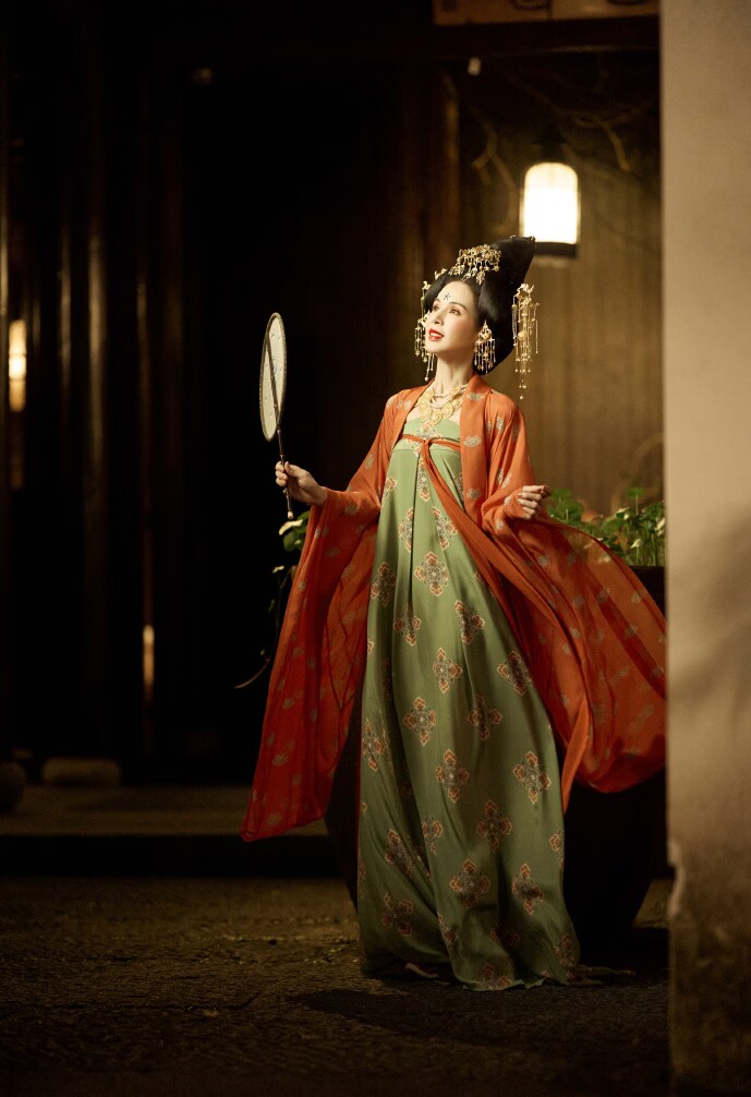 被李若彤惊艳到了!56岁的汉服装扮,依旧"吊打"古装女主