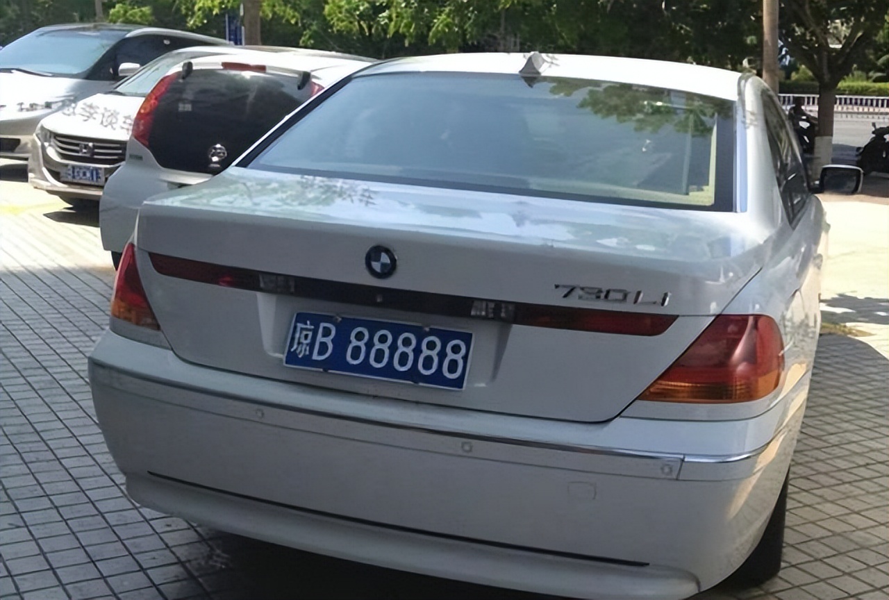 温馨提示车牌号码的出现只是为了能够更好的对汽车进行管理,比如汽车