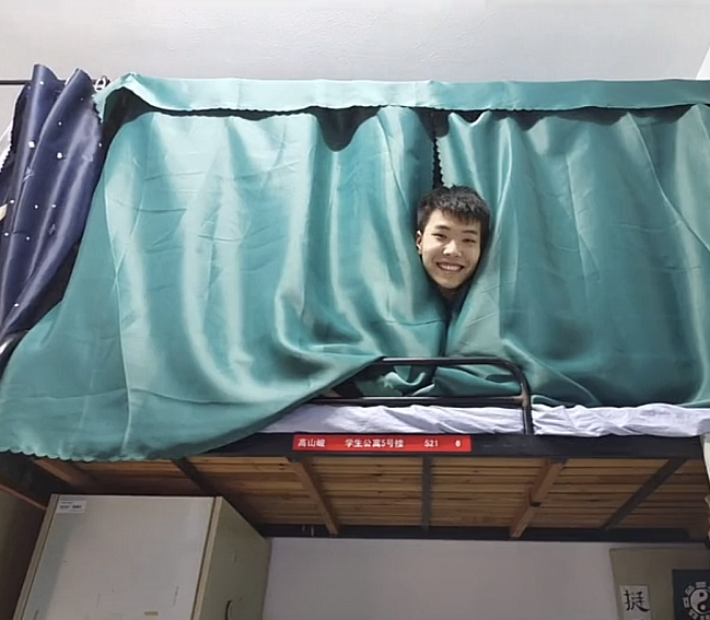 大学“阴间宿舍”走红，走廊看起来就很闪灵，学生直言不敢睡觉