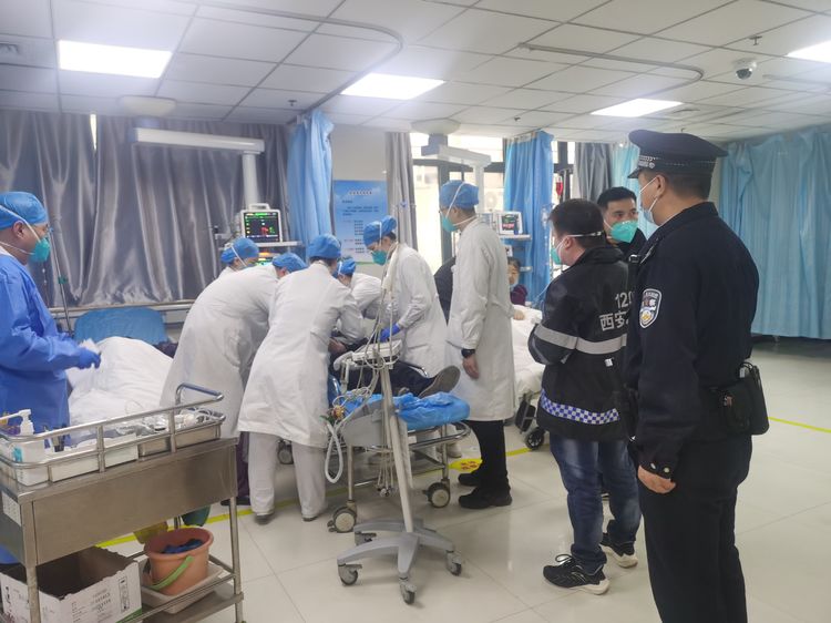西安航天公安：带娃老人突发急症 民警送医护娃解民忧