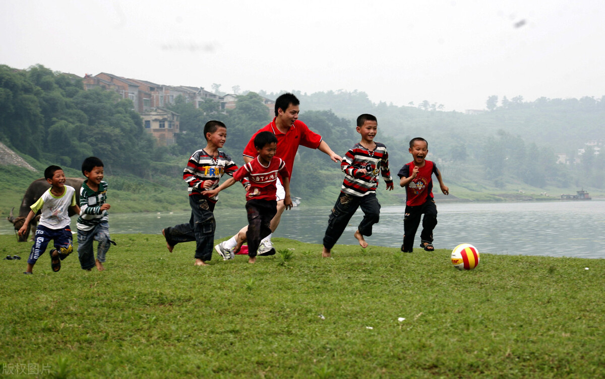 儿童足球培训几岁合适(足球青训的忧虑：每年花20万 13岁就想着将来赚钱帮父母还债)