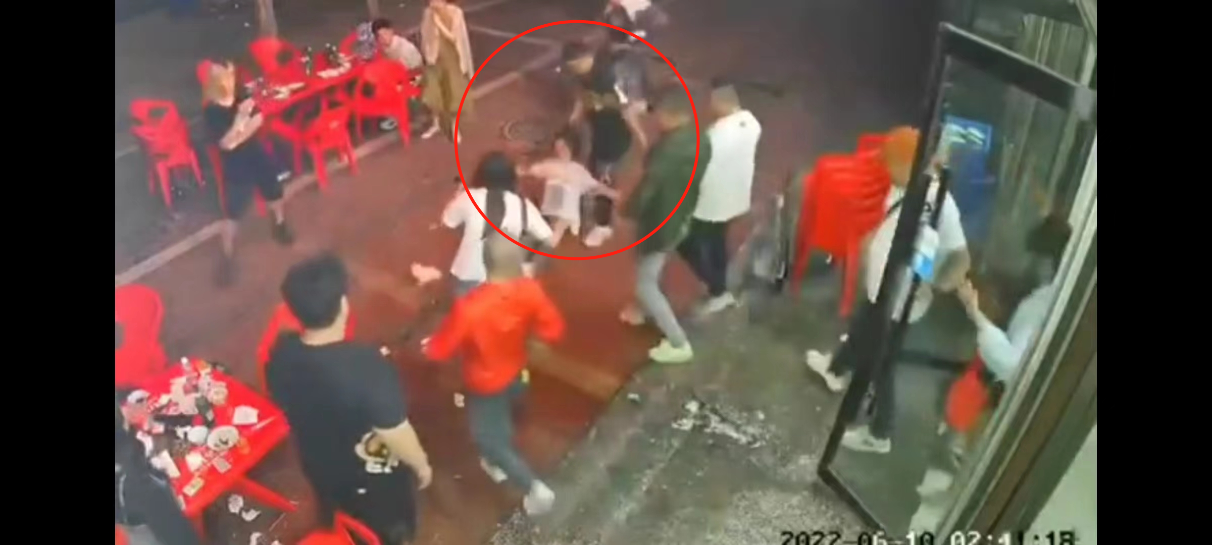 “唐山烧烤店”细节，同伙均为暴戾之徒，手段令人发指