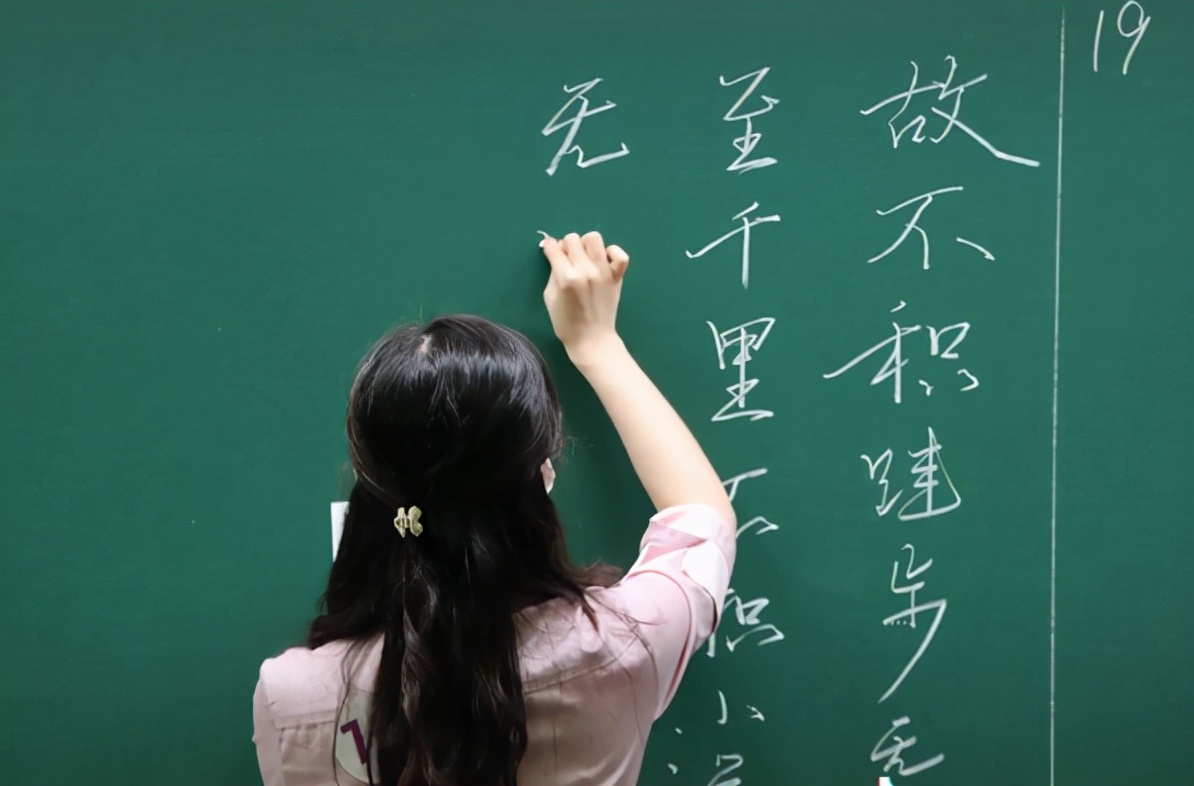 清华大学老师板书太“卷”了，字迹优美图文生动，难怪网友想蹭课