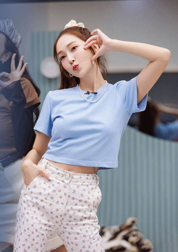 郑秀妍晒张歆艺王紫璇等人合照 嘟嘴卖萌超可爱