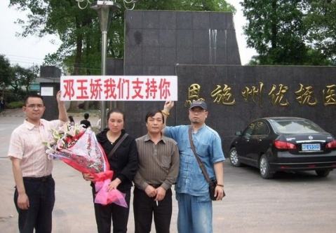 我是个“洗脚妹”，2009年被寻欢官员侵犯凌辱，反抗无望后杀人