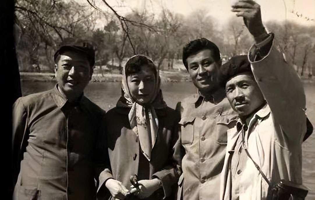 一炮而红的王心刚本想回到文工团继续出演话剧,但是