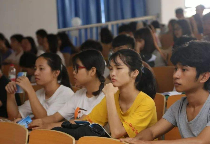 湖南一高校突然取消考试，提前放假，大学生开心得放烟花庆祝