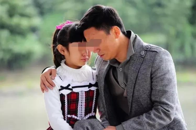 30年前我妈出轨，我爸带着我和弟弟讨生活，孤独一辈子也没有再婚