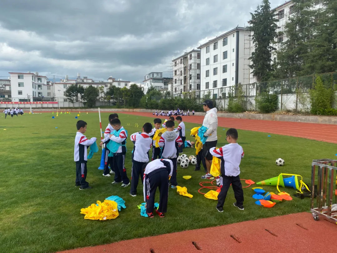 十几岁时很难平衡学校和足球的关系(少年中国｜当打之年集体退役投身校园，纳西三虎“敢啸”下半场)