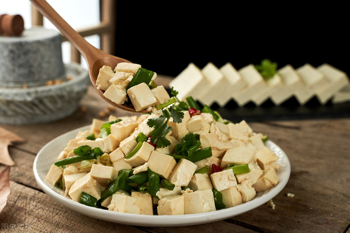 正月葱,显神通:新鲜青葱入菜,好处多多,美味多多