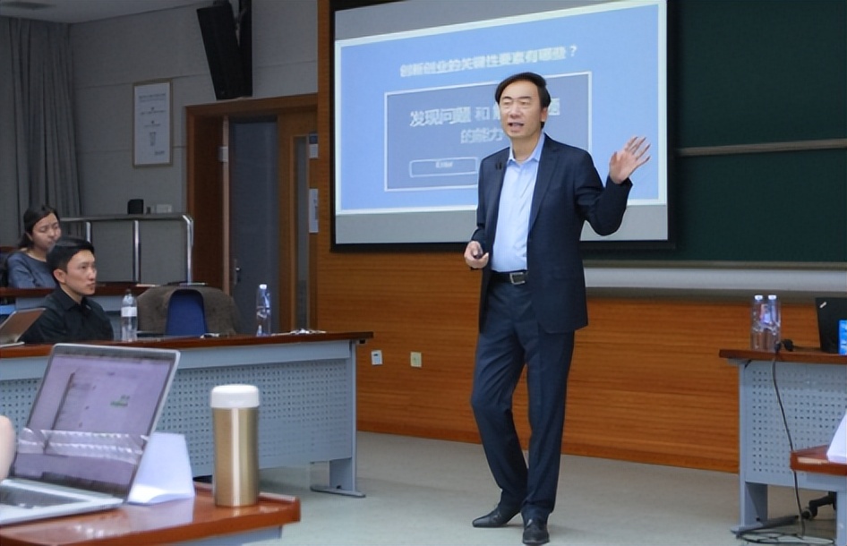 ​清华大学清一色的“苹果电脑”，引起众人嘲讽，网友评论值得深思