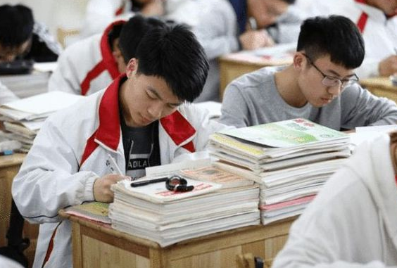 “双减”政策实施后，公立与私立学校差距显现，有家长表示后悔