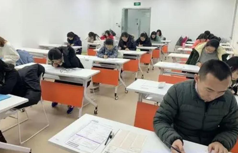 民办学校2年内“转公”，教师会得到编制吗？方案一出老师笑了