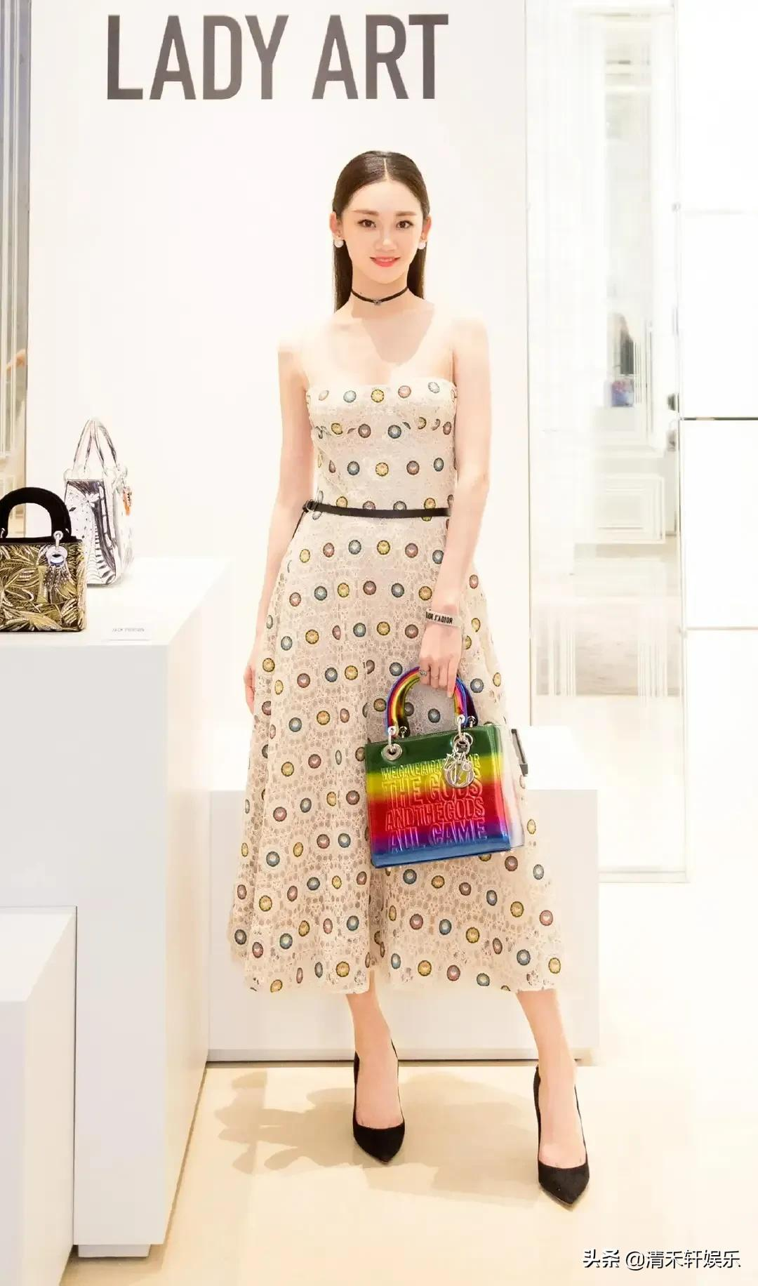 苗苗长发披肩时，更温婉动人。羡慕郑恺，娶到漂亮的老婆回家