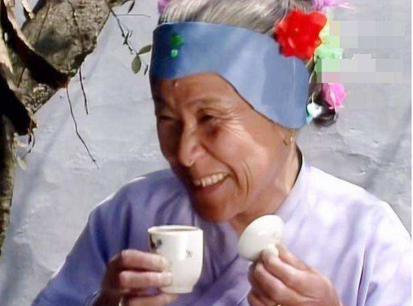 刘姥姥的身份不简单!她胡编的故事交代了宝黛钗等人和贾府的结局