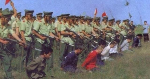 悍匪张治成落网记：3年作案34起，杀害18人，被判死刑后目露凶光