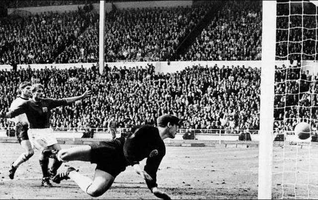 2010年世界杯被红牌罚下的（「世界杯小课堂」世界杯历史上有哪些著名的争议判罚？）