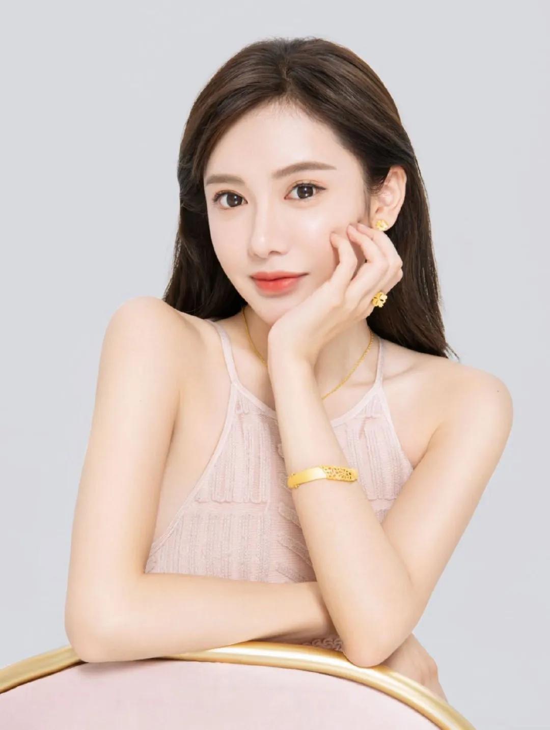 小楠: 湖南邵阳人, 毕业于中国传媒大学,标准的90后.