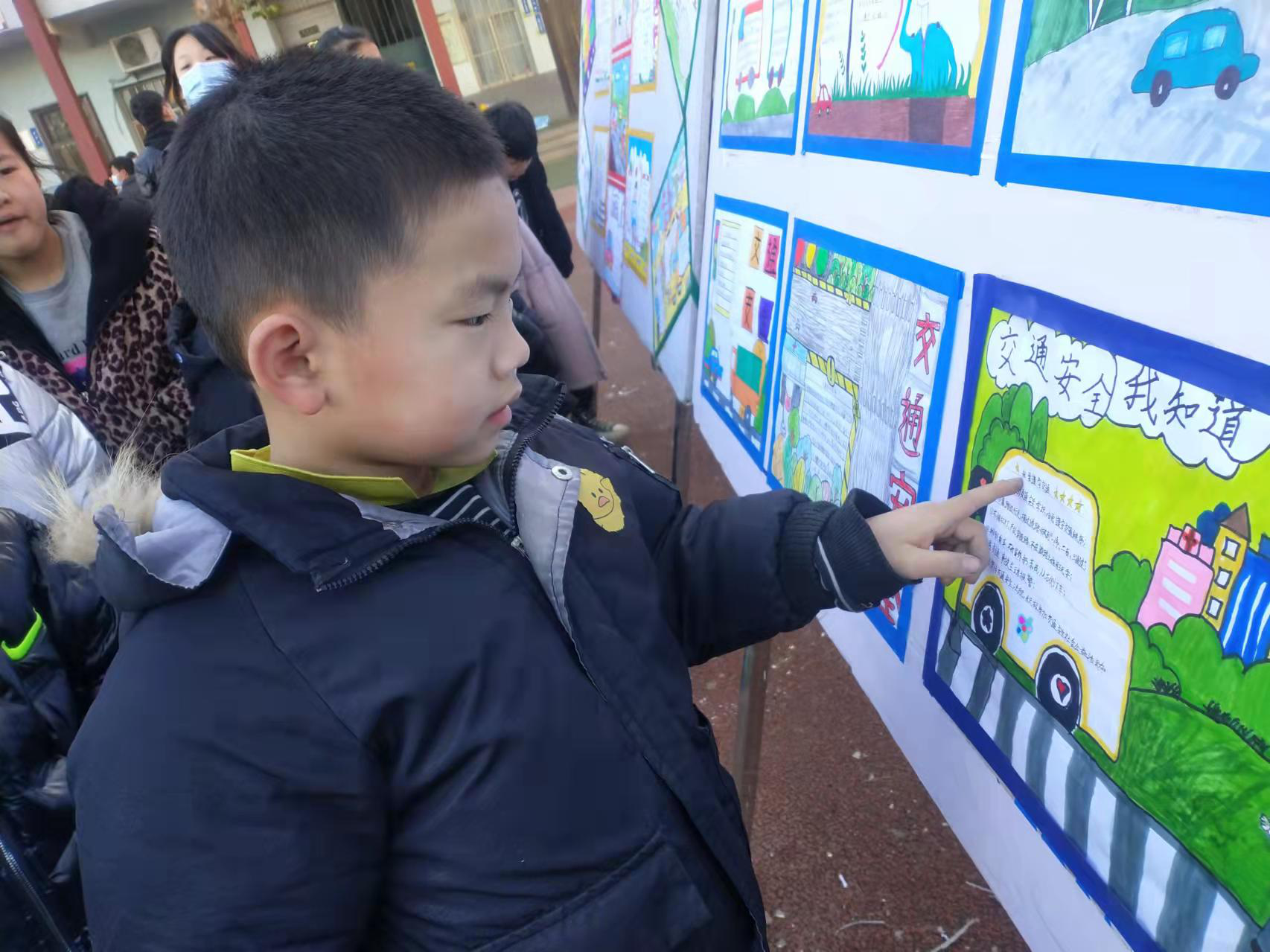 邯鄲：魏縣第二小學舉辦“12.2全國交通安全日”學生手抄報作品展