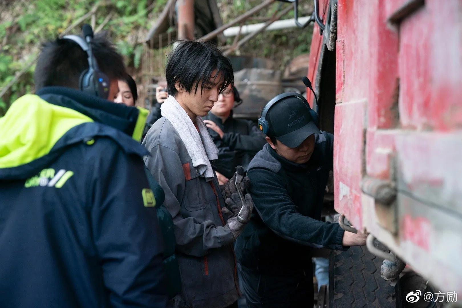 王俊凯颠覆形象饰演孟超，伤口清晰可见，这些路透图你看过几张