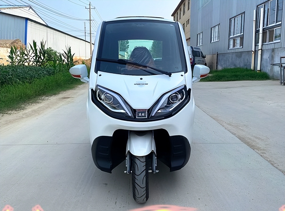 2款全封闭电动三轮车,舒适性好,最大续航260里,全国可上牌