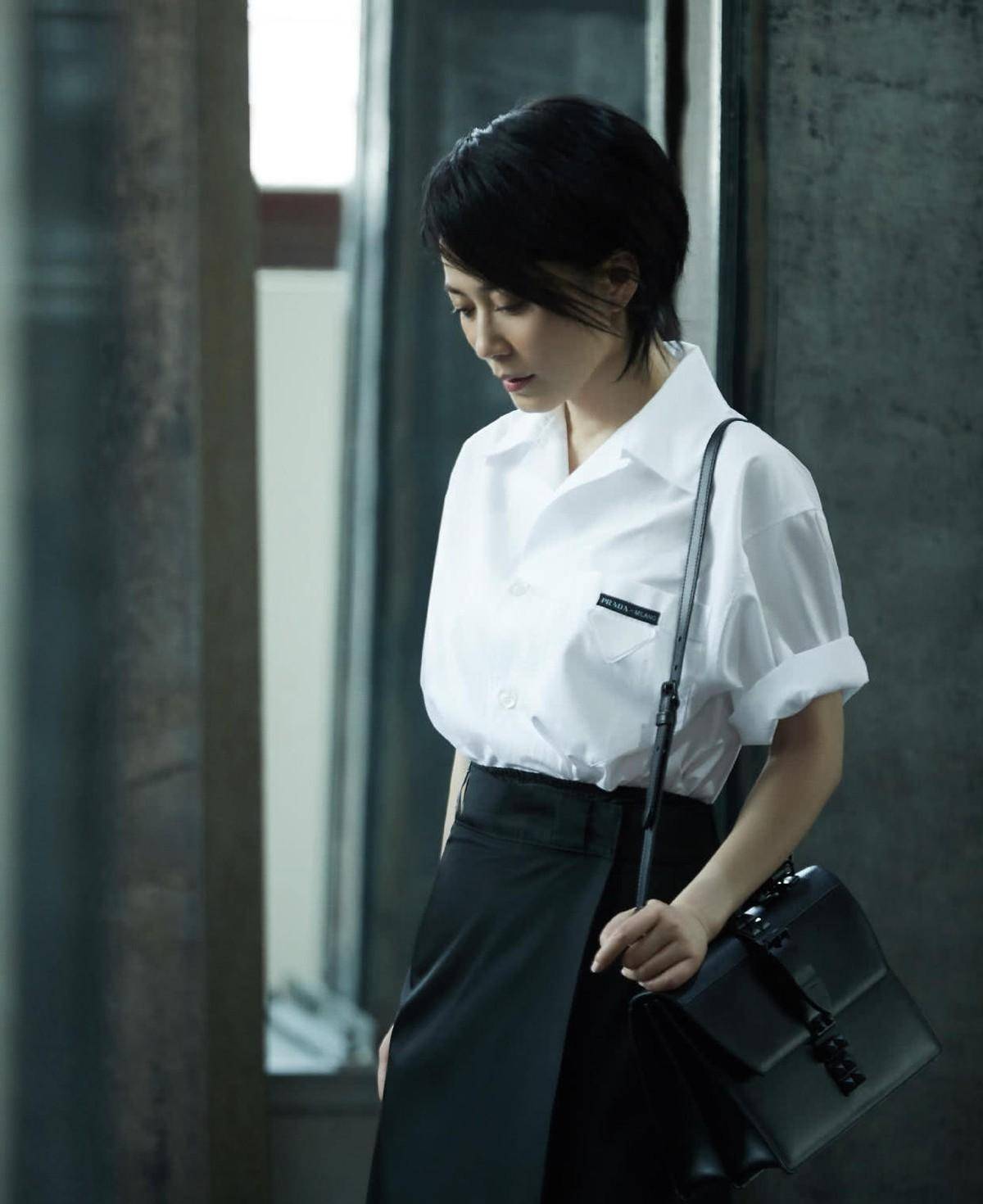 俞飞鸿的这套则是将袖子卷边,搭配一个黑色方形书包,随性又书卷气很浓