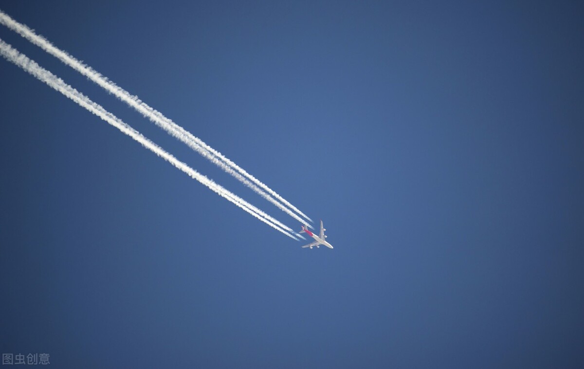 飞机空中盘旋耗油,是钱太多还是污染环境?看完你会明白都不是