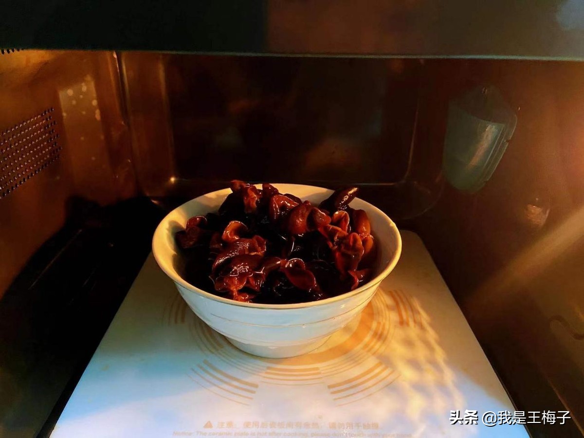 马上要过年，教你用2分钟快速泡发香菇、木耳等干货，实用还简单