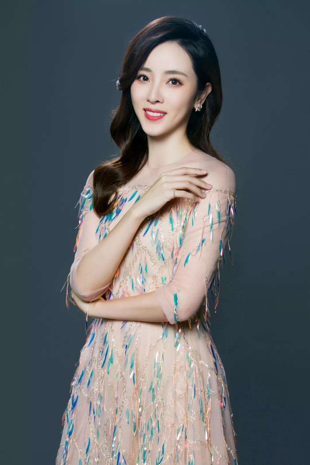 事实证明,被"弃用"的李思思,已经走上了另一条人生大道