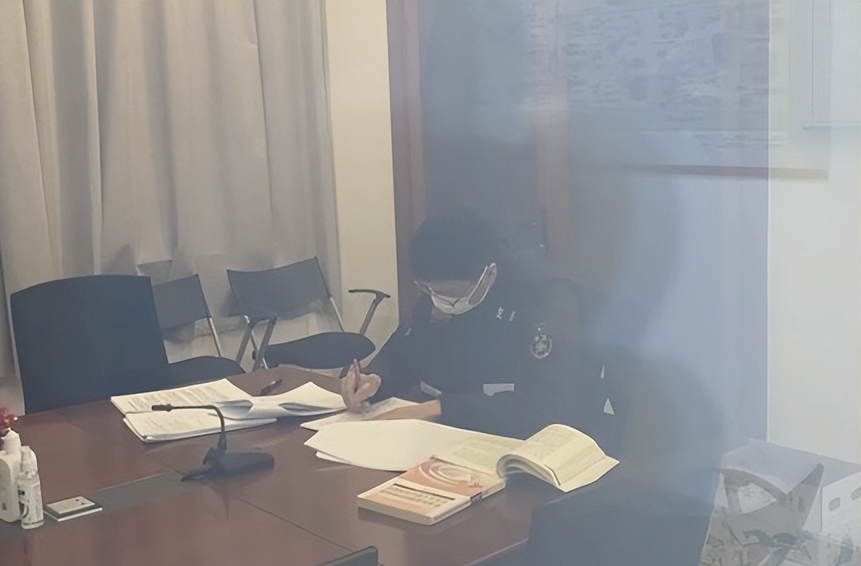 是逆袭，也是不认命！安保员考上上海交大研究生，网友直呼太励志