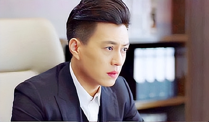 后来靳东出演影视剧《我的前半生》,在剧中饰演贺涵,霸气多金,而且又