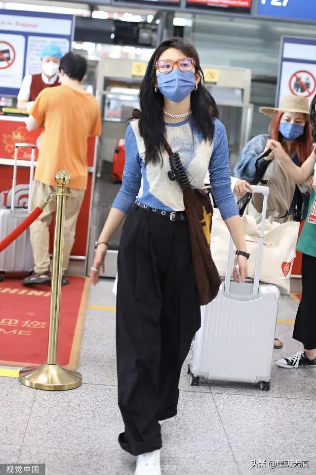 章若楠出发前往录制《中餐厅6》对着手机整理发型