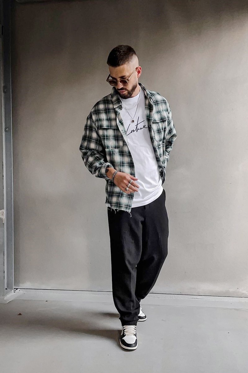 男生浅蓝色牛仔裤搭配图(男士春夏这样穿舒适又好看)