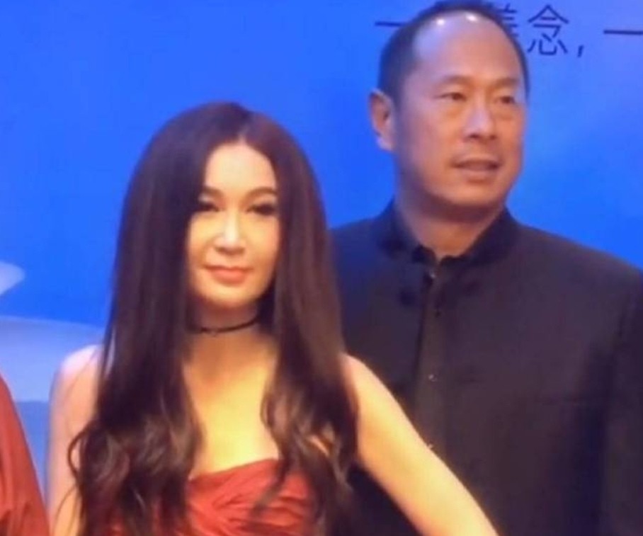 55岁温碧霞近照好嫩，站豪车上凹造型像少女，穿长裙164身高像150